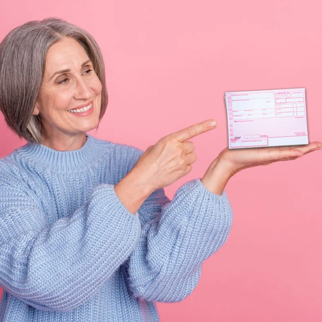 Frau mit Rezept in der Hand