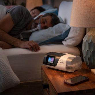 AirSense11 Gerät steht auf einem Nachttisch in einer gemütlichen Atmosphäre