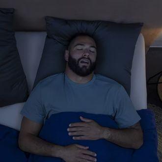 Mann liegt schlafend im Bett