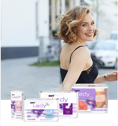 Seni Produkte vor lächelnden Frau 