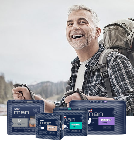 Seni Produkte vor lächelnden Mann