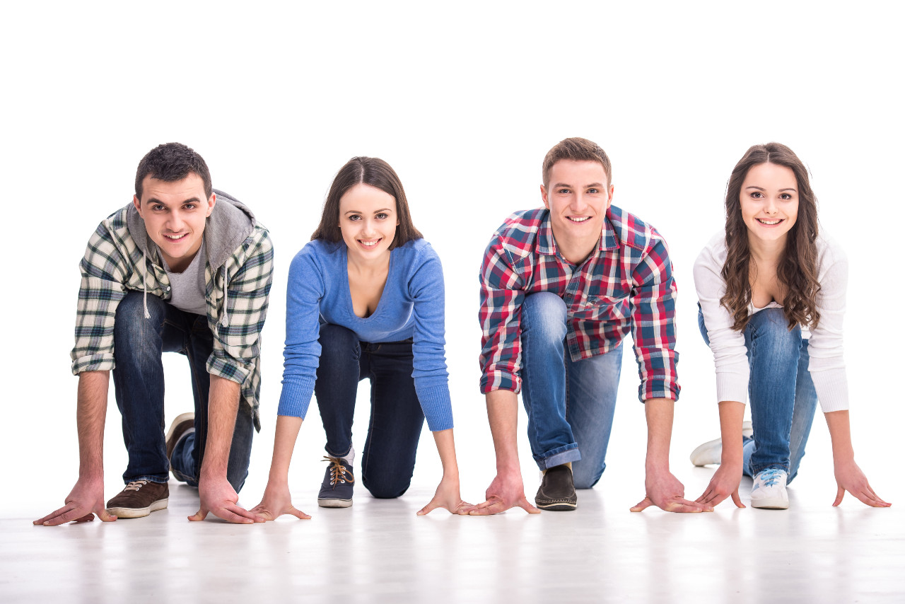 Abbildung von 4 jungen, motivierten Menschen